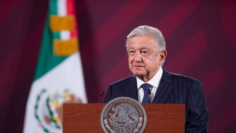 Andrés Manuel López Obrador habla en su conferencia mañanera sobre el INE.