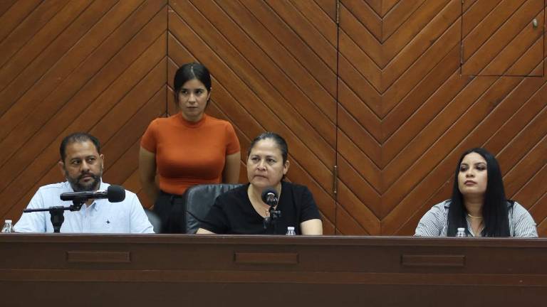 La Alcaldesa provisional de Mazatlán, Minerva Osuna Zavala, durante la sesión de Cabildo.