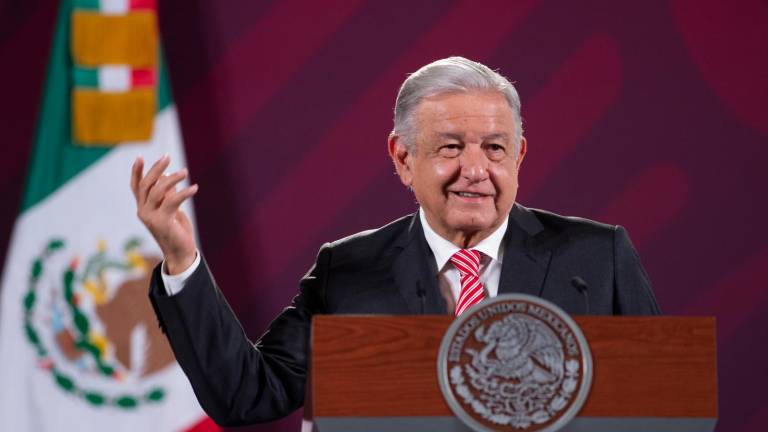 El Presidente Andrés Manuel López Obrador afirma que no está descartado que el Gobierno pueda adquirir un banco comercial.