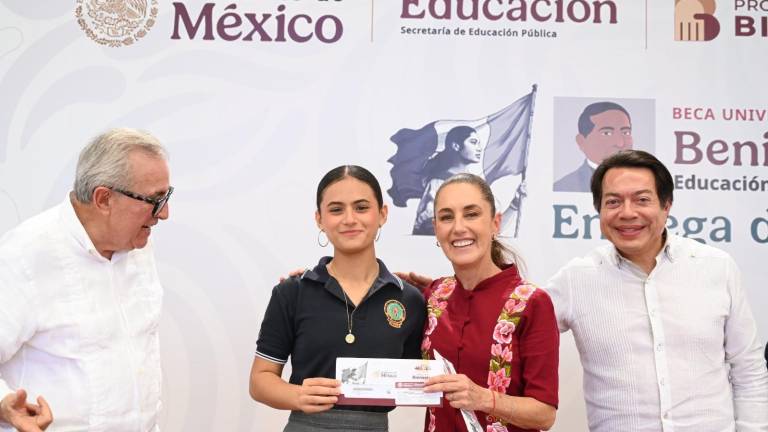 El Gobernador Rubén Rocha Moya, la Presidenta Claudia Sheinbaum y Mario Delgado, titular de la SEP, entregaron a jóvenes de Mazatlán las becas Benito Juárez.