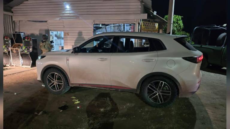 Autoridades aseguraron un vehículo robado, armas largas, drogas y máquinas tragamonedas tras persecución en Culiacán.