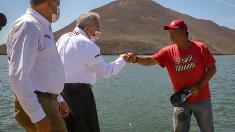 Rubén Rocha Moya y Gerardo Vargas Landeros recorren campos pesqueros del norte del estado.