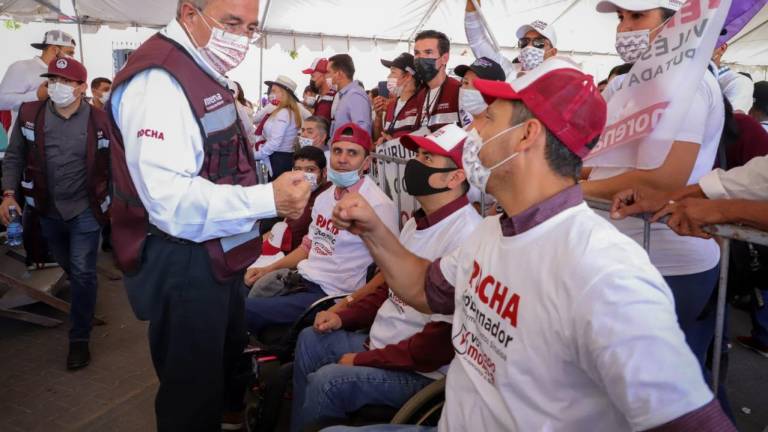 Rubén Rocha Moya junto a simpatizantes en Badiraguato, su municipio natal