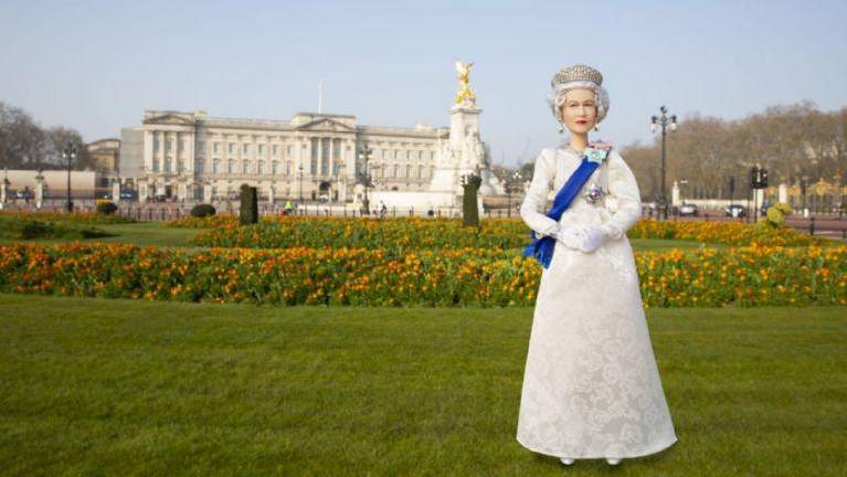 Lanza Mattel nueva edición especial de muñeca Barbie de la Reina Isabel II