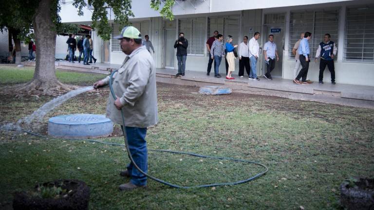 Funcionarios revisan las instalaciones de la UAS en Ciudad Universitaria.