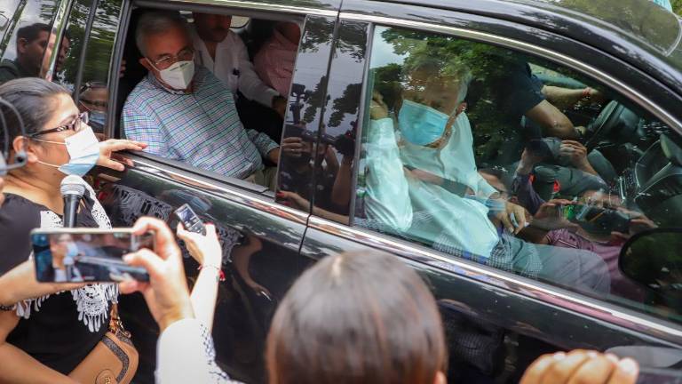 La comitiva que recibió a López Obrador estuvo encabezada por el Gobernador Quirino Ordaz Coppel y el Gobernador electo Rubén Rocha Moya.