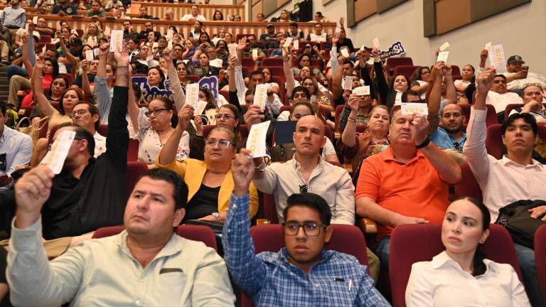 El punto de acuerdo que propuso contempla suspender el pago del salario o jubilación durante el tiempo que dure el juicio contra la institución y hasta que exista una sentencia.