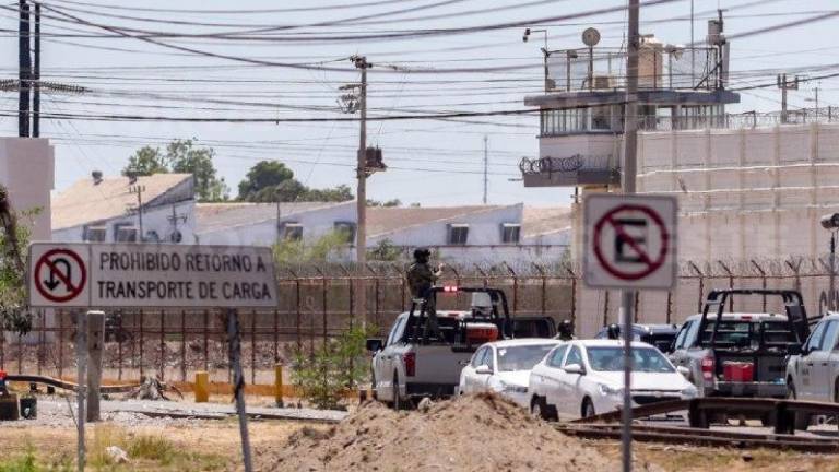 Autoridades realizaron el traslado de internos de Aguaruto y El Castillo a penales federales para reforzar la seguridad.