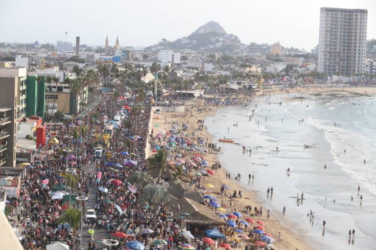 Asisten más de 463 mil a Olas Altas y desfile del Carnaval de Mazatlán