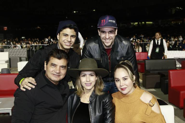 Cantan y bailan sinaloenses junto a Christian Nodal en su concierto en Culiacán