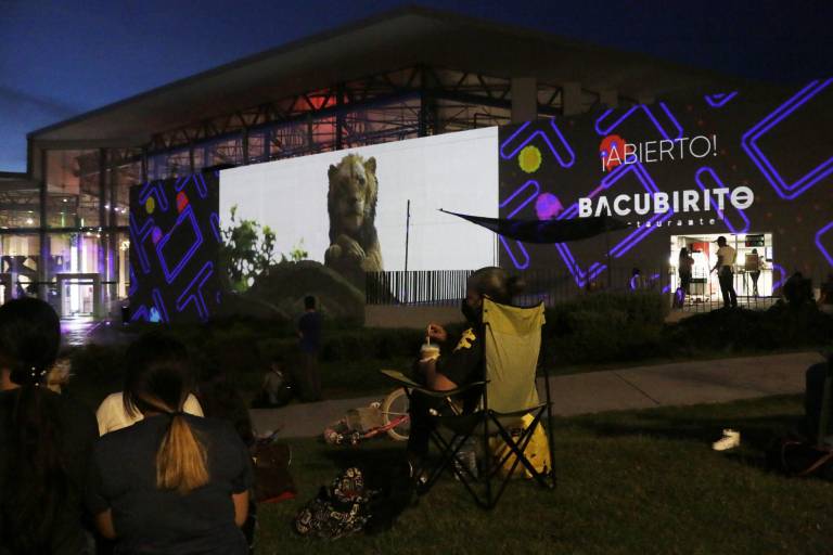 Disfrutan noche de cine en el Museo Materia