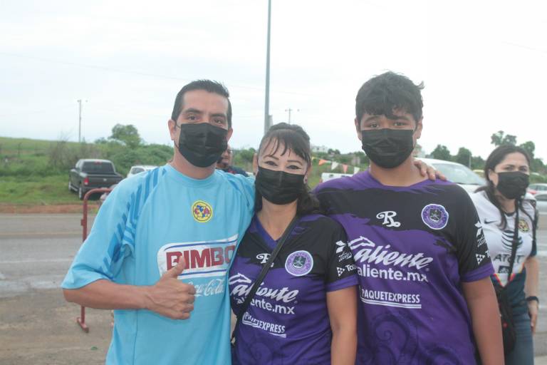 Aficionados al balompié disfrutan del encuentro entre Mazatlán FC y Águilas del América