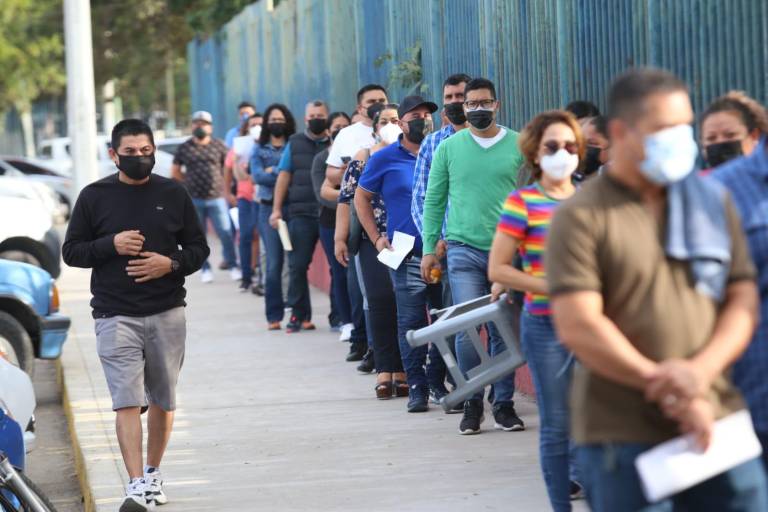 Aplican a docentes vacuna de Moderna en el Polideportivo de la UAS en Mazatlán