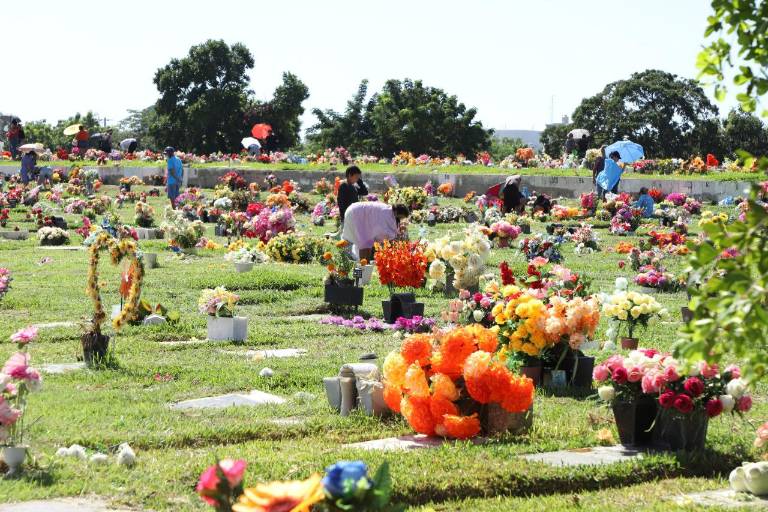 Poca afluencia en panteones de Mazatlán; se espera que se incrementen visitas por la tarde