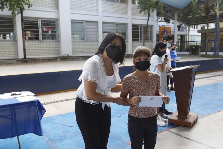 Enaltecen su esfuerzo en la Escuela Activa Integral