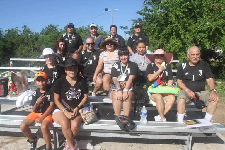 Visitantes a la Copa Mazatlán de Futbol 7 2021 gozan del puerto