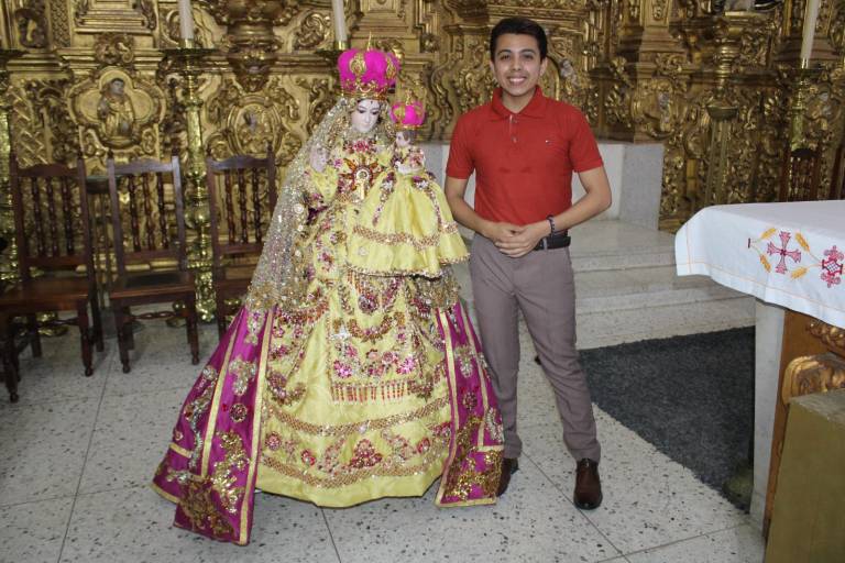 Espero ser el diseñador más joven en vestir a la Virgen del Rosario: Édgar Mohe