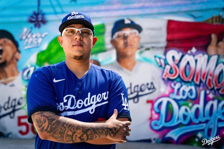 Julio Urías y Fernando Valenzuela modelan uniforme City Connect de Dodgers