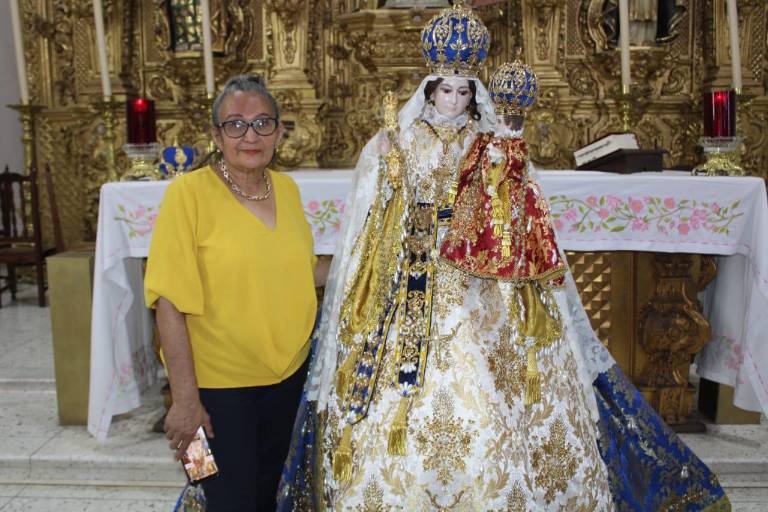 Rosa María Elena cumple el anhelo de su madre de vestir a Nuestra Señora del Rosario