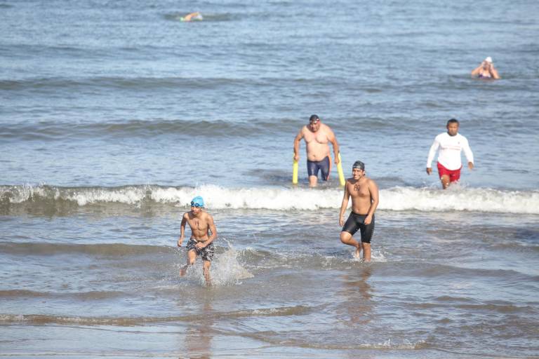 Zazueta y Luna superan al Pacífico y se llevan la Cuarta Travesía Puntuable de Natación
