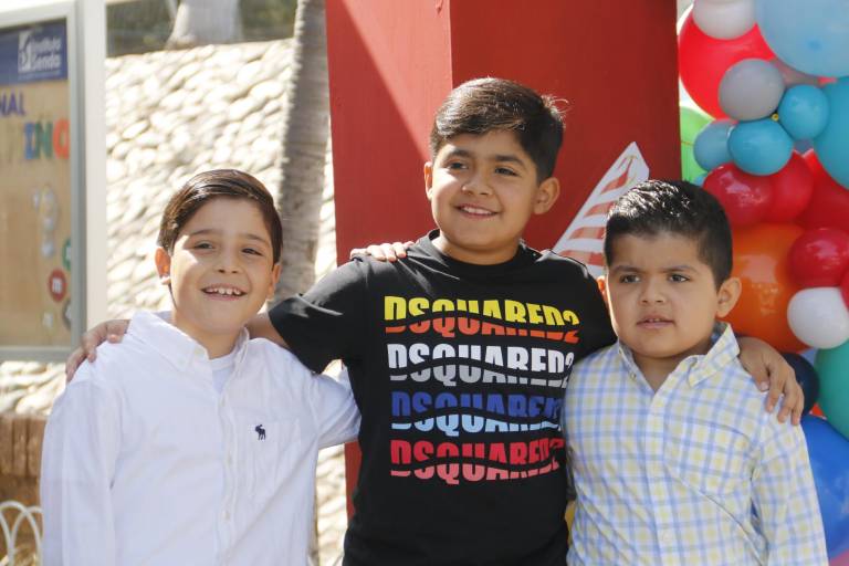 Ríen, juegan y bailan niños del Senda en su día