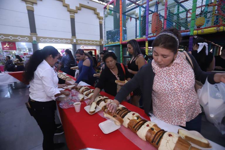 Casa Ley consiente a sus clientes con una gigante Rosca de Reyes