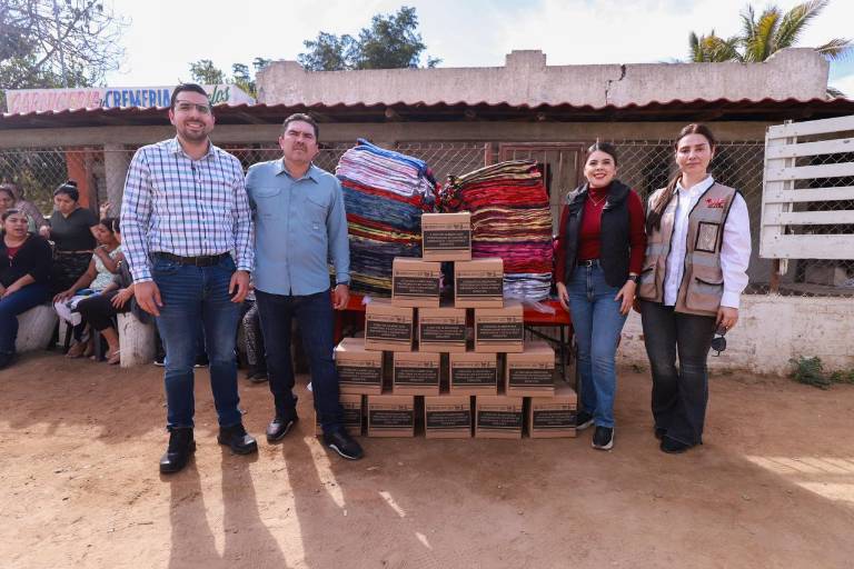 Entregan cobijas y despensas en la comunidad de El Pozo, en Culiacán