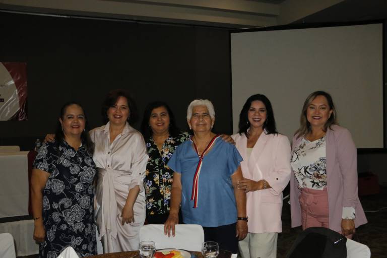 Celebran periodistas a la maestra ‘Techa’ en el Día de la Libertad de Expresión