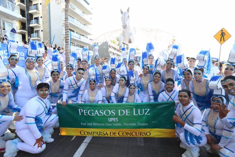 Mazatlecos y turistas disfrutan del primer desfile del Carnaval