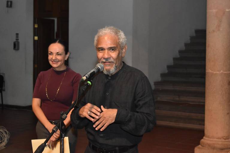 Admiran sinaloenses la exposición ‘Algo a donde sea’ del artista Alejandro Mojica