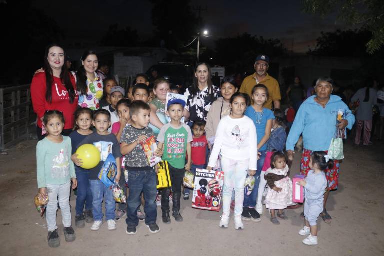 Llevan regalos a niños y niñas a comunidades de Escuinapa
