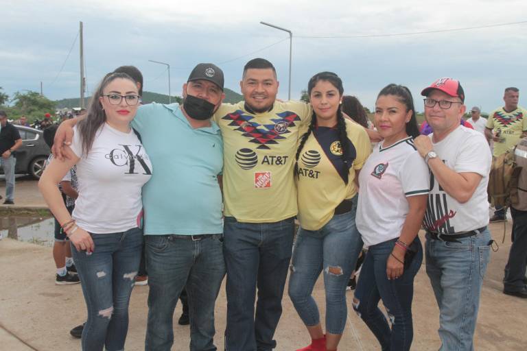Aficionados al balompié disfrutan del encuentro entre Mazatlán FC y Águilas del América