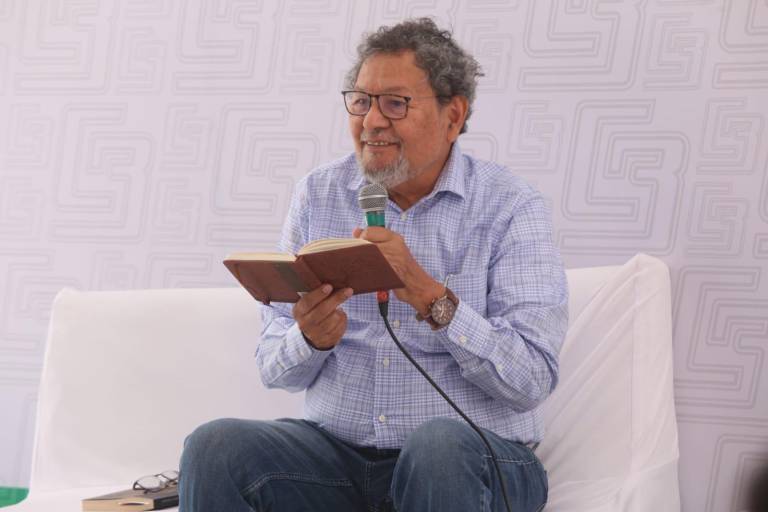 Invita Élmer Mendoza a los jóvenes a ser lectores