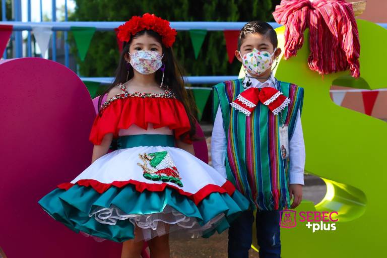Gritan ¡Viva México! en el Colegio Sebec