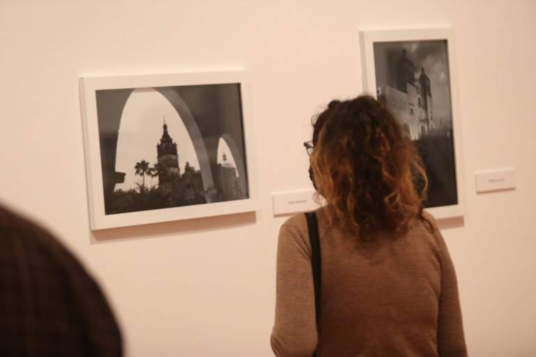 Presenta Mario Medina su obra fotográfica y el poemario ‘Silencio gregario’