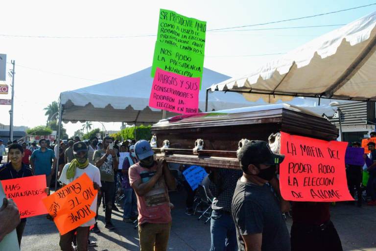 Cimbran manifestantes las inmediaciones del Consejo Electoral de Ahome; no más robos, fuera Vargas, exigen