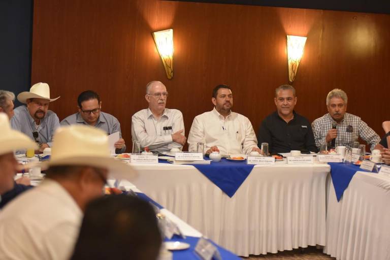 Se reunen secretarios de Agricultura con líderes y productores agrícolas