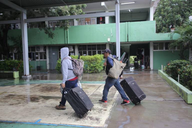 Trasladan a 46 personas en el albergue ubicado en el Cobaes de Villa Unión