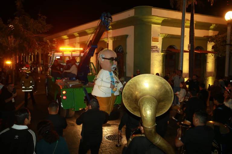 Llega ya la figura de “El Químico” al Paseo Olas Altas para arder en la Quema del Mal Humor