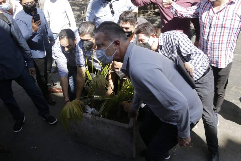 Quirino da la razón a comerciantes del Centro de Culiacán y retiran maceteros