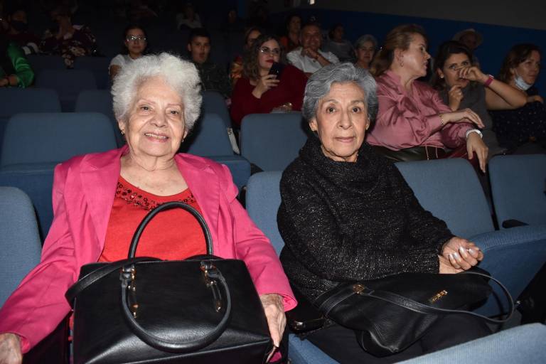 Brindan homenaje a Meche Montoya por 66 años como modista de alta costura