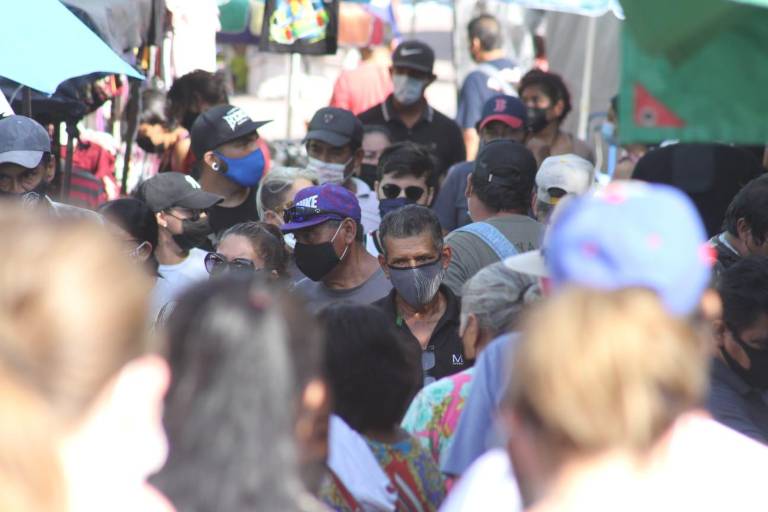 En el Tianguis de la Juárez, en Mazatlán, sí usan cubrebocas, pero olvidan la ‘sana distancia’ y se amontonan