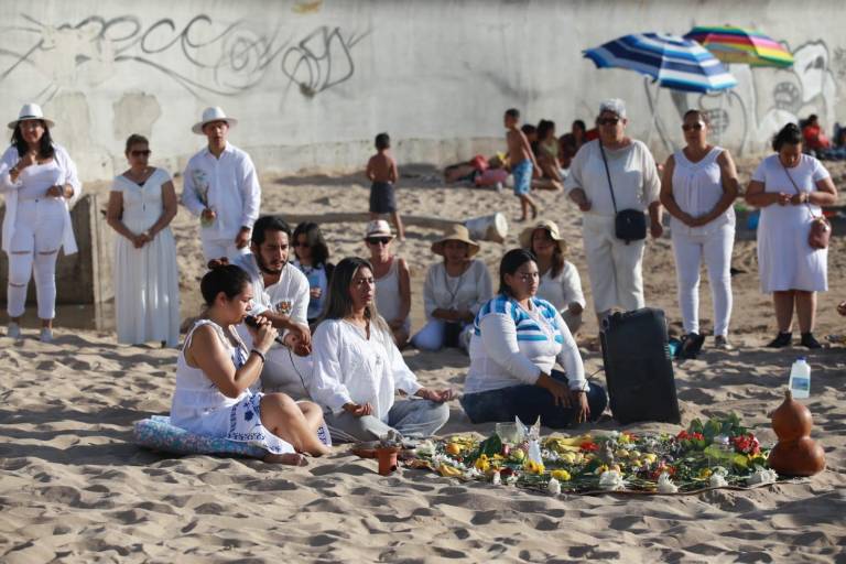 Limpian sus energías frente al mar de Mazatlán para recibir a la Primavera