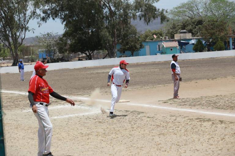 Familia Escobar obtiene el campeonato de playoffs, en Liga Chololos