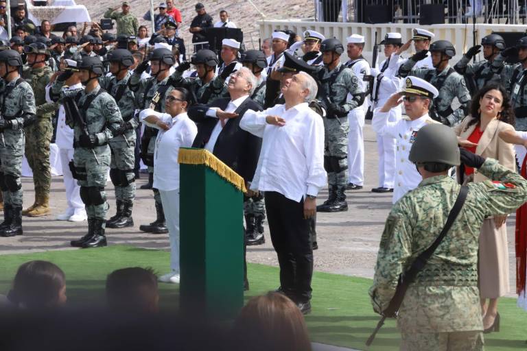 Encabeza AMLO celebración del Día de la Bandera en la Glorieta Sánchez Taboada de Mazatlán