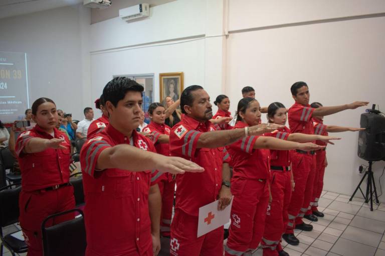 Cruz Roja Mazatlán egresa a nuevos paramédicos en ceremonia de graduación
