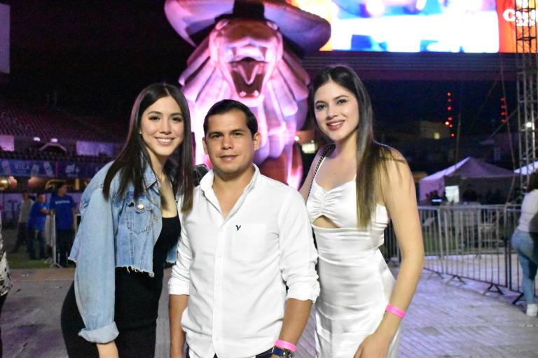 Disfrutan culiacanenses el espectáculo de Carin León en el Estadio de Los Tomateros