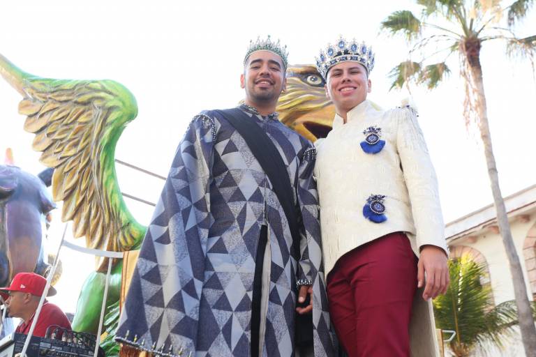 Mazatlecos y turistas disfrutan del primer desfile del Carnaval