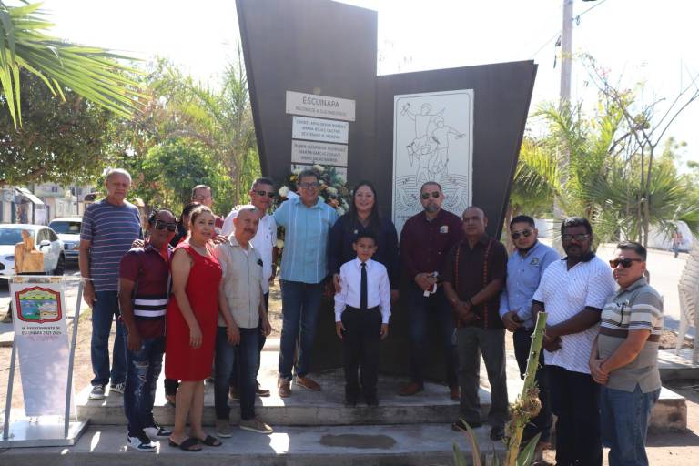 Rinden honores a los maestros de Escuinapa en su monumento