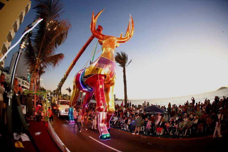 Estiman una asistencia de entre 400 a 450 mil personas al primer desfile del Carnaval de Mazatlán